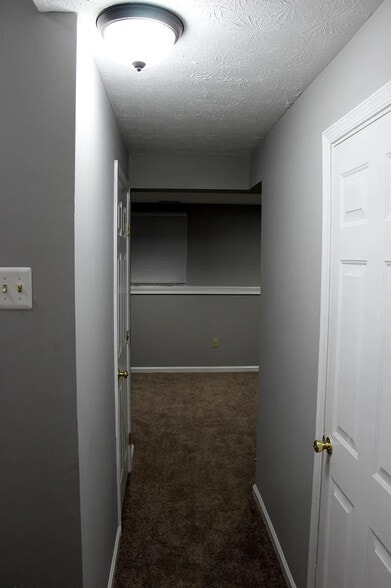 Building Photo - 445 Woodhill Dr