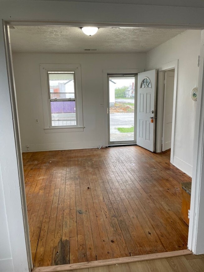 Building Photo - 2 Bedroom 1 Bath Available to Rent for $79...