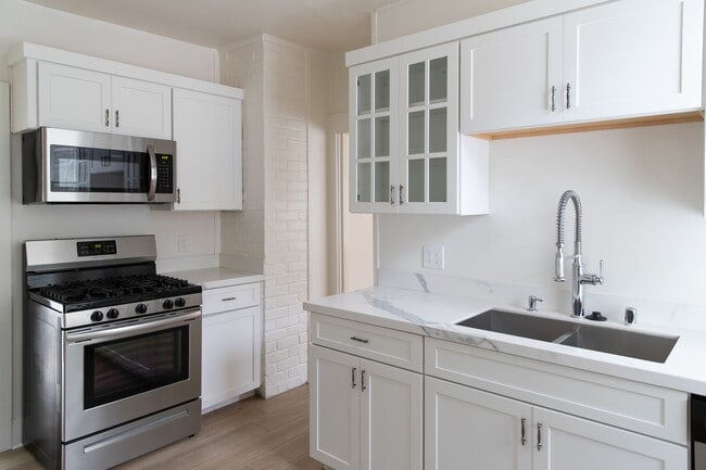 Building Photo - Classic Pacific Grove Duplex - Available D...