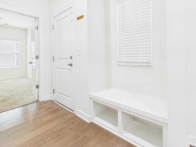 Building Photo - 3941 Woodland View Dr