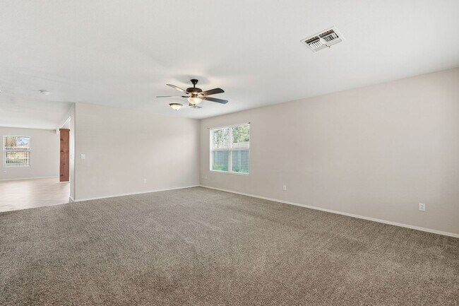 Building Photo - HUGE 6 Bedroom Home - Westgate and Freeways Nearby!