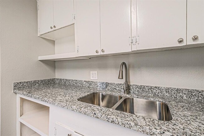 Building Photo - 1539 Pleasantville Dr