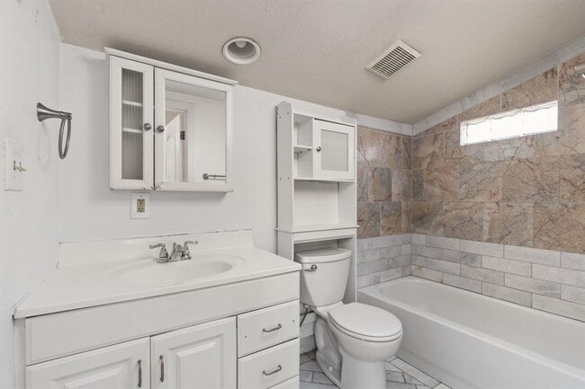 Building Photo - 2203 Lindell Ave