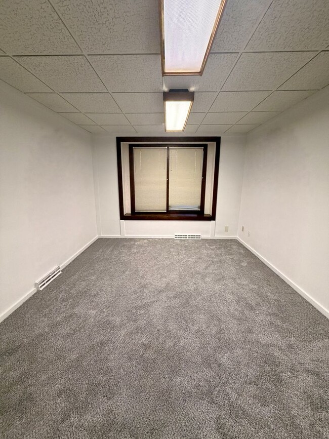 Building Photo - Vintage Home in an unbelievable location