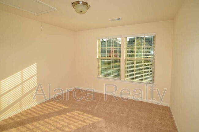 Building Photo - 1737 Evergreen Dr