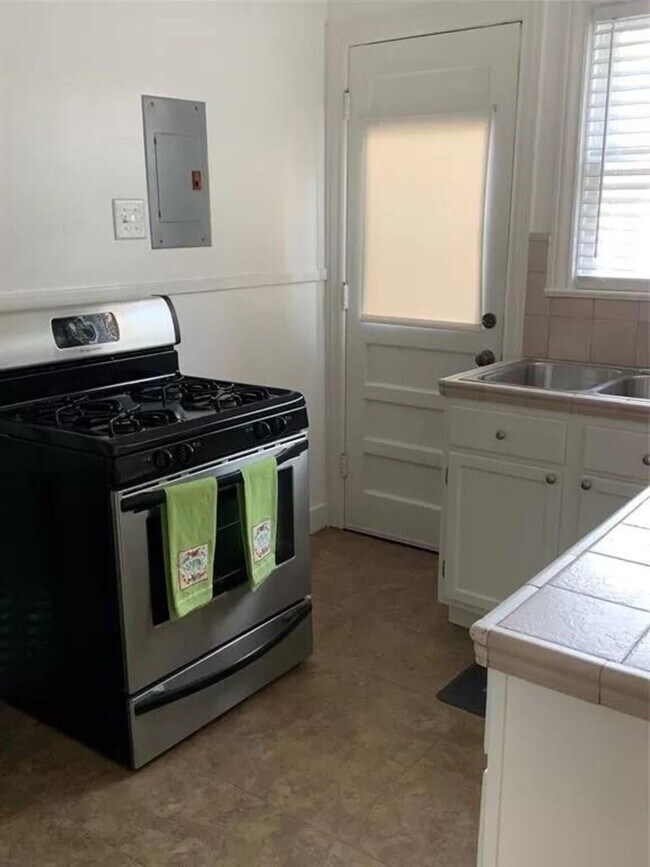 Building Photo - 4823 Rusk St #2
