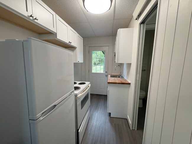 Building Photo - 545 Balcom St
