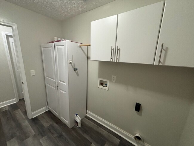 Building Photo - This Cute Home Is Everything You've Been Looking For! In A Quiet Subdivision With No Hoa