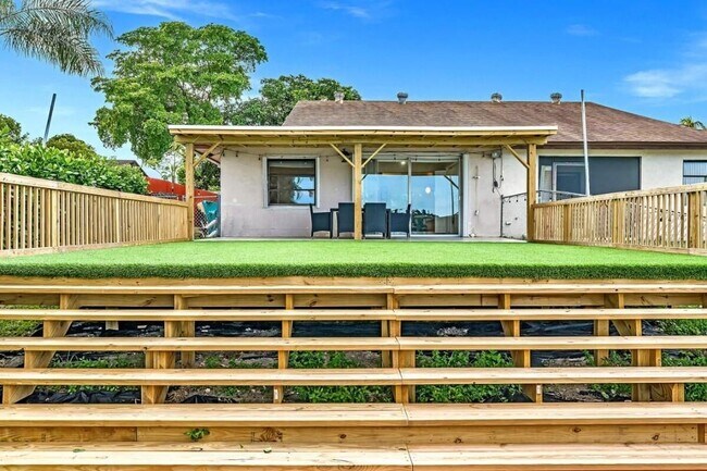 Building Photo - Beautiful 3-Bedroom, 2-Bath Villa with Lak...