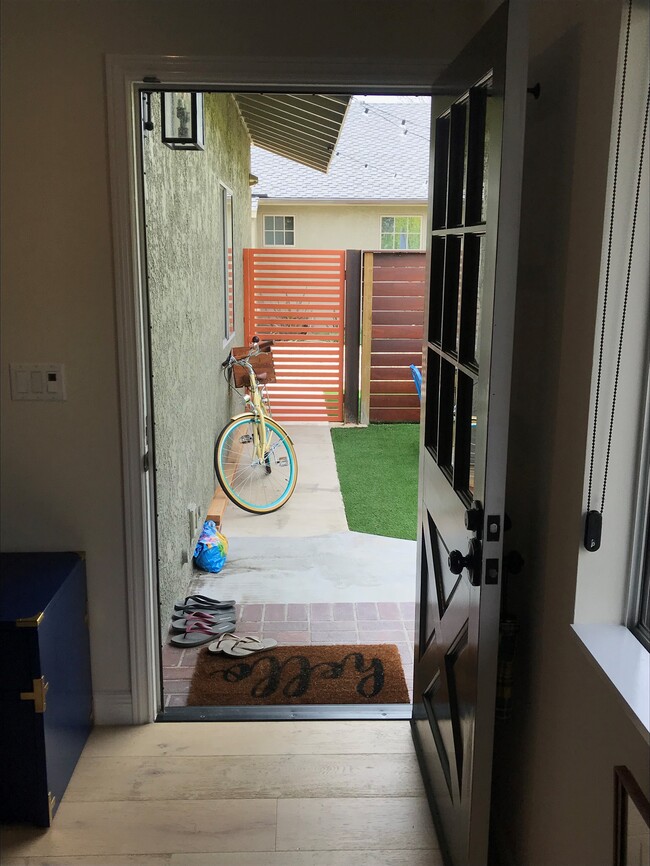 Building Photo - 4264 Grand View Blvd