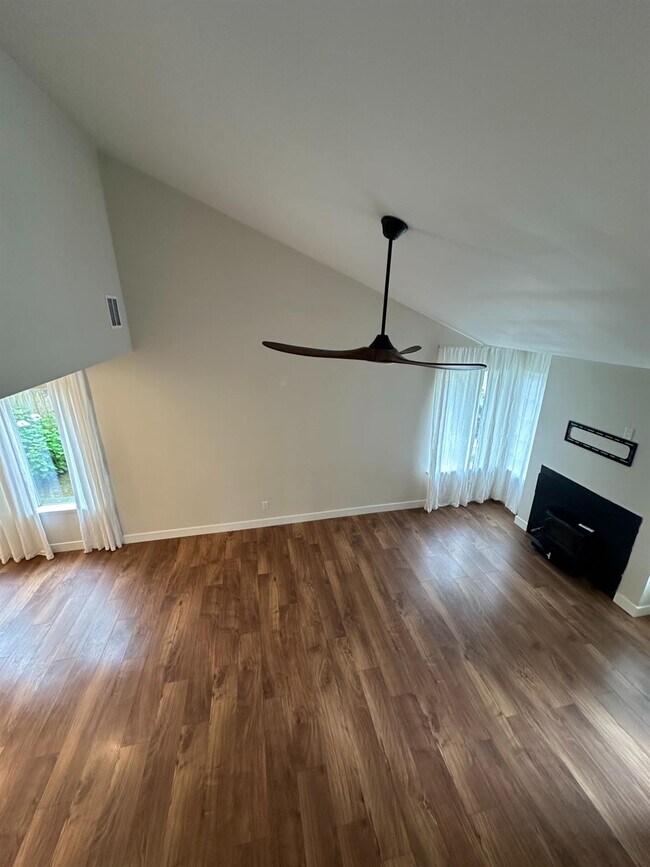 Building Photo - 813 E Mockingbird Ln