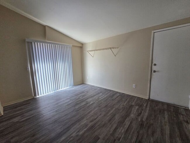 Building Photo - Newly available