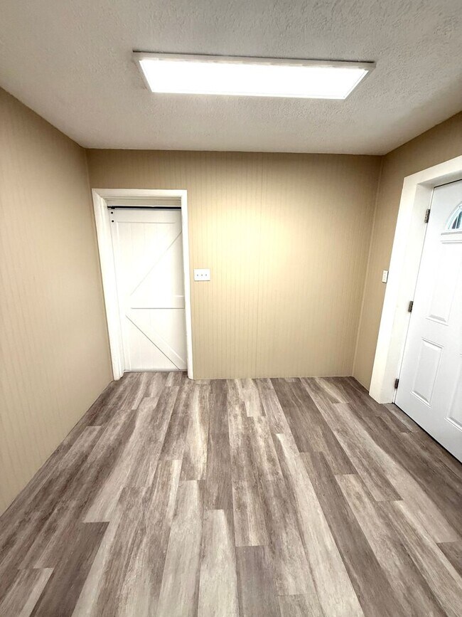 Building Photo - ** 3 bed 2 bath located off perry hill ** ...