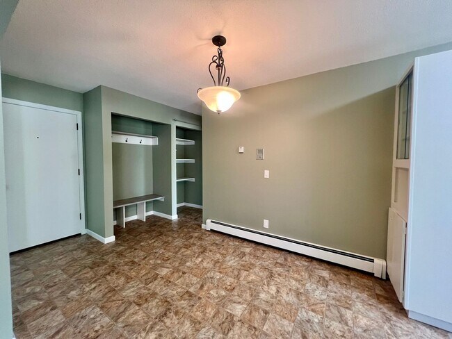 Building Photo - 1 Bedroom, 1 Bathroom Apartment In Desirable Location!