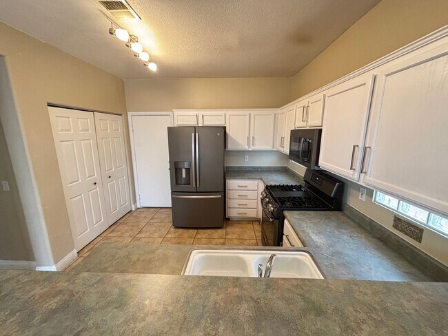 Building Photo - Modern 3Bed/3Bath Two Story Home located i...