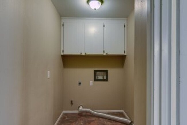 Building Photo - 10 Clay Ave