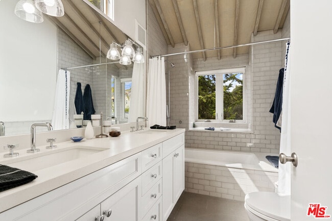 Building Photo - 942 Superba Ave