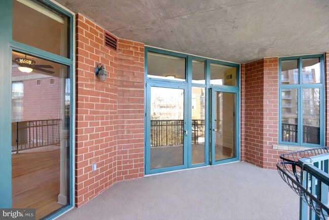 Building Photo - 502 W Broad St