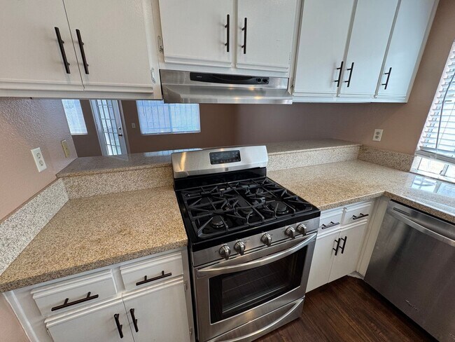 Building Photo - Move in Ready - Spacious 3 bed 2 bath Upda...