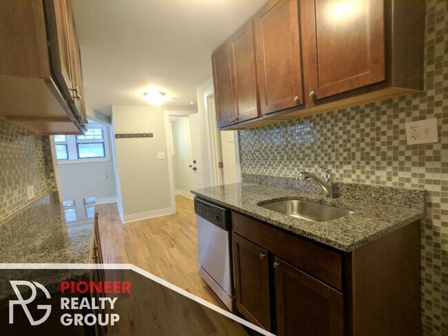 Building Photo - 4407 N Wolcott Ave