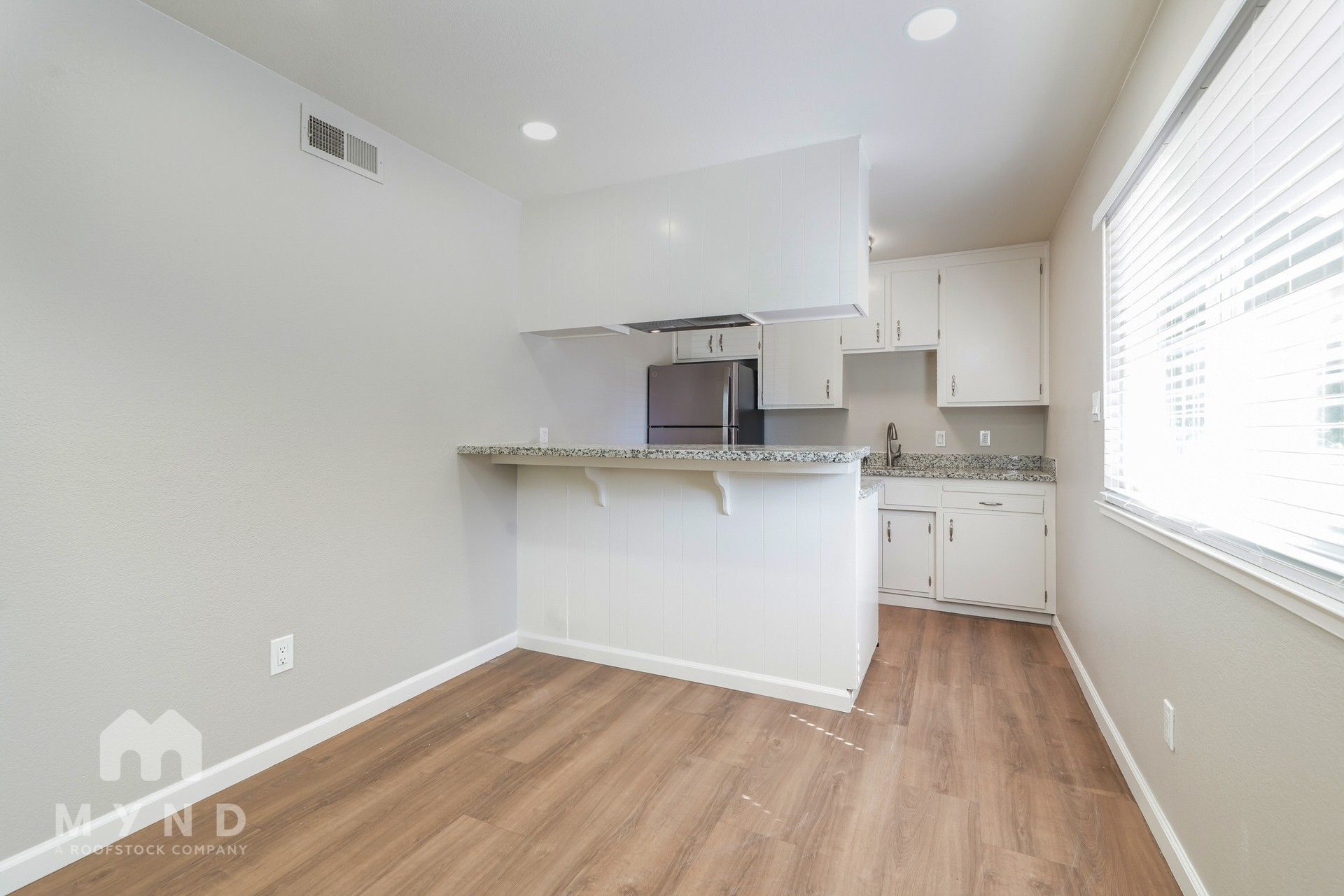 Building Photo - 905 Carro Dr