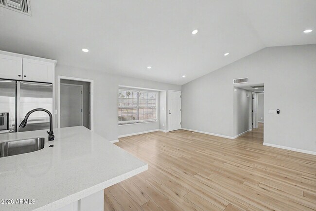 Building Photo - 908 W Ross Ave