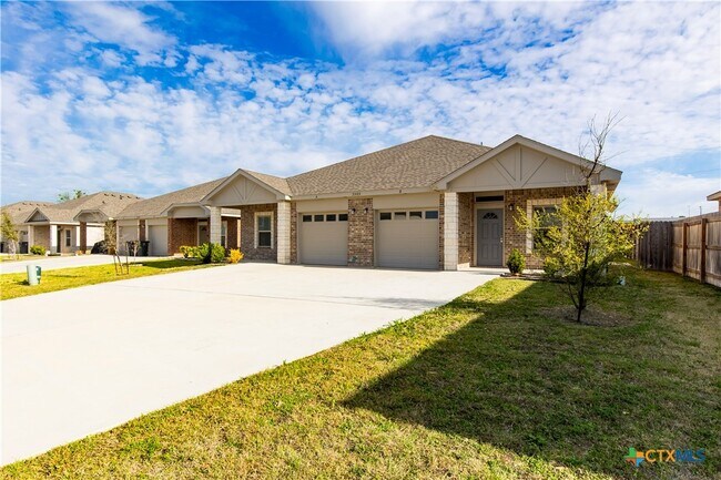 Building Photo - 3509 Abraham Dr