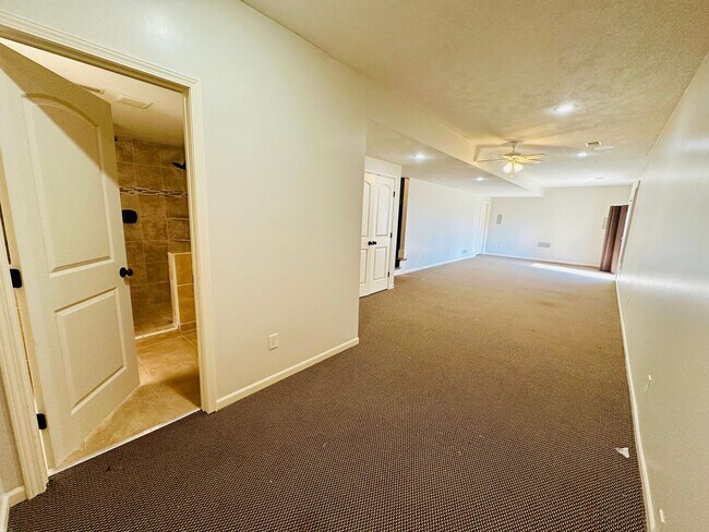 Building Photo - {20067} Custom Built Home in Woodland Mano...