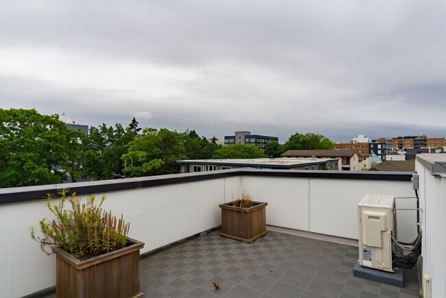 Building Photo - 2Bd/1.75Ba Seattle Townhome