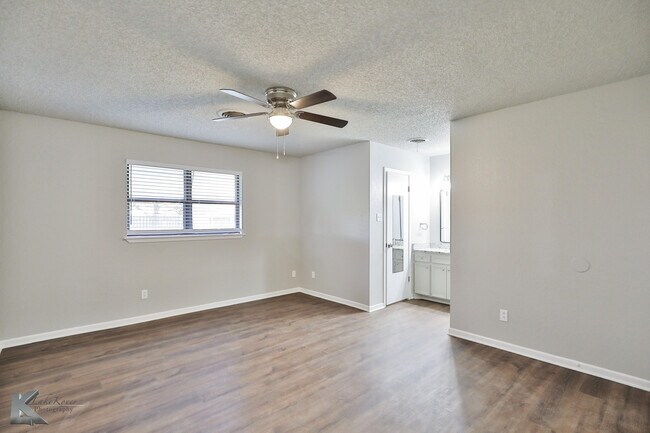 Building Photo - 4350 Bluebonnet Ct