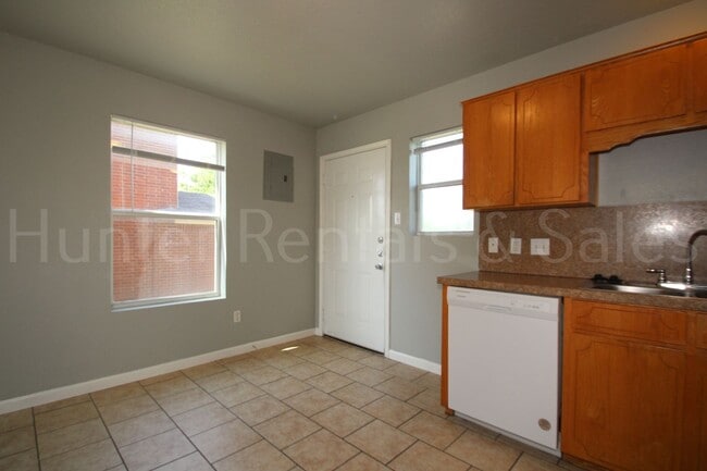 Building Photo - Heights Two-Bedroom!