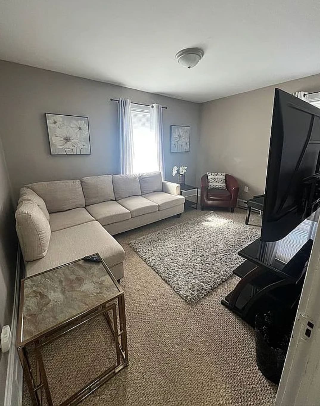 Spacious living area - 533 N 2nd St