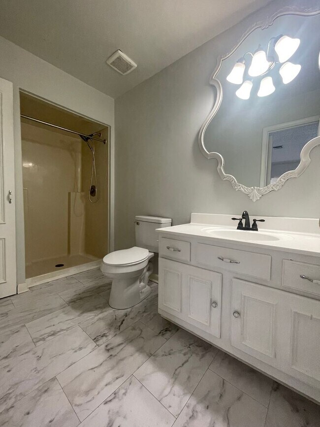 Building Photo - Top-floor 2-bedroom, 2-bath residence in Charlotte