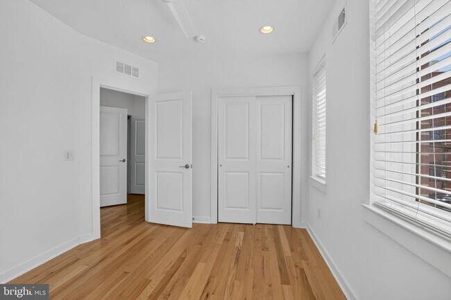 Building Photo - 950 Shackamaxon St