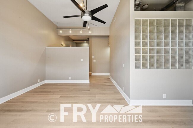Building Photo - Ground Floor Condo in Great Uptown Location