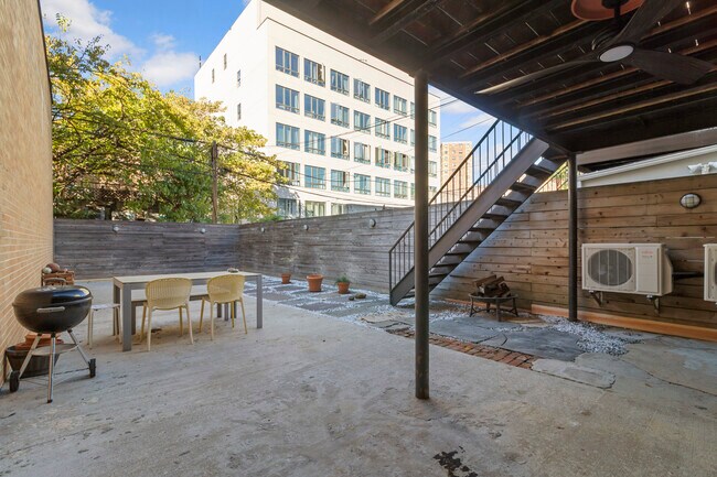 Building Photo - 347 Kosciuszko Street