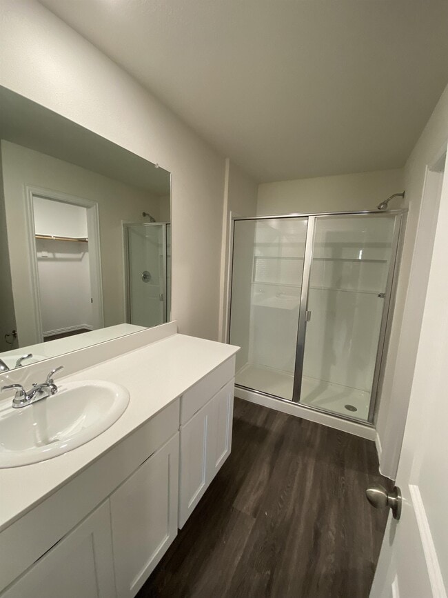 Building Photo - 104 Holiday Dr