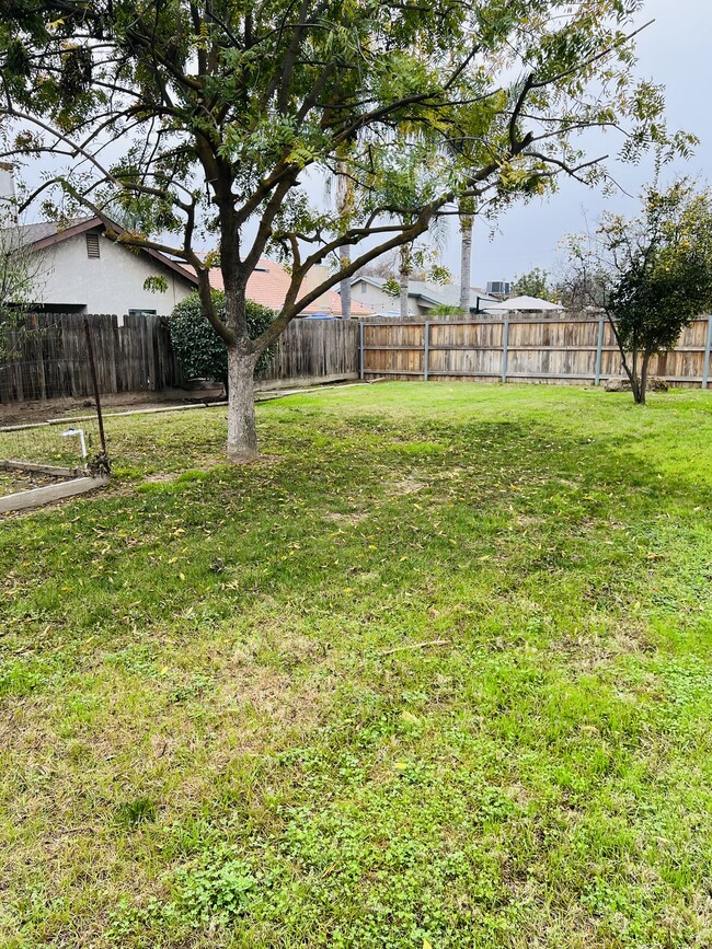 Building Photo - 575 W Cinnamon Ave