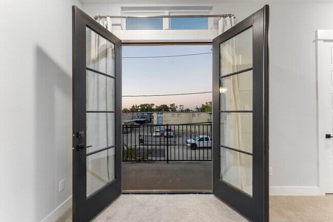 Building Photo - 113 Coronado St