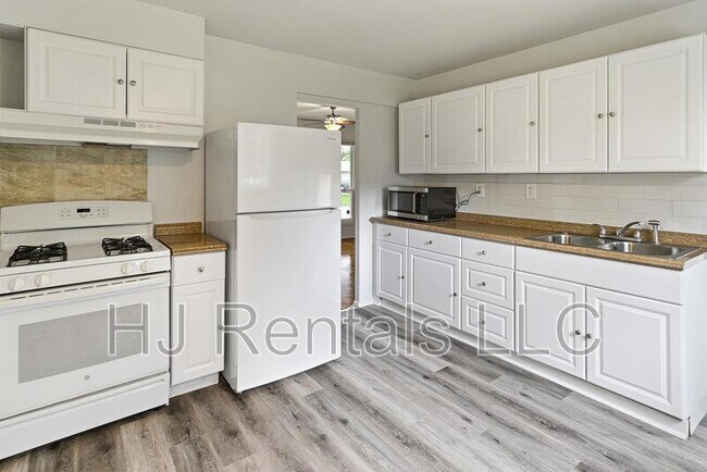 Building Photo - 532 Holiday Ave