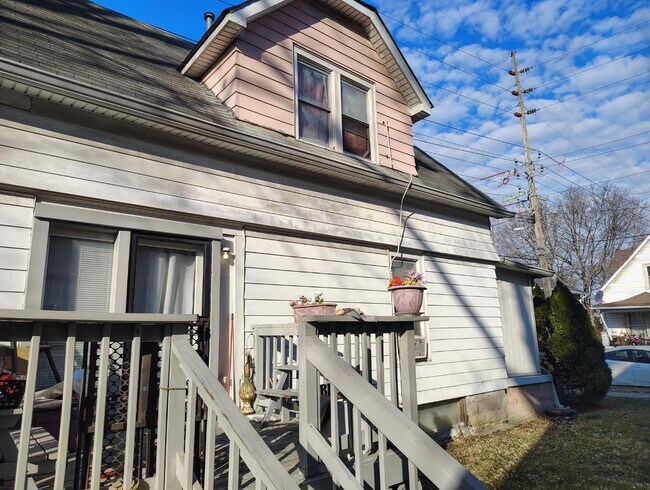 Building Photo - 353 W 26th St