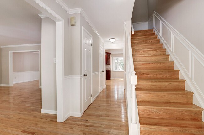 Building Photo - 3 Bedroom 2.5 Bath SFH in Fairfax for Rent!