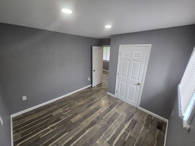 Building Photo - 3 Bedroom House