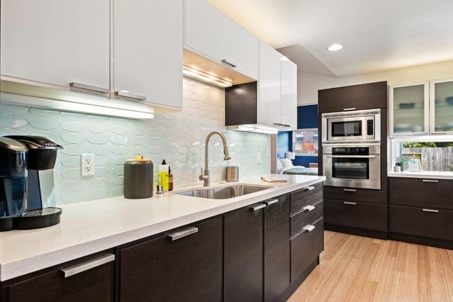 Building Photo - 796 Crespi Dr