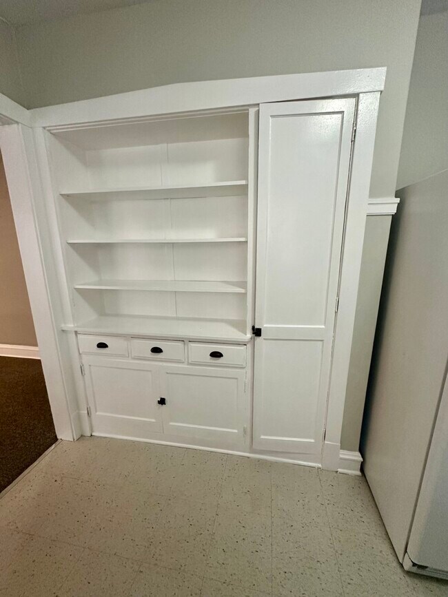 Building Photo - 6327 N Oakley Ave