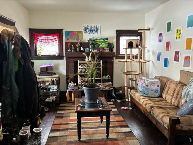 Building Photo - 4 Bed 2 Bath close to UWEC!