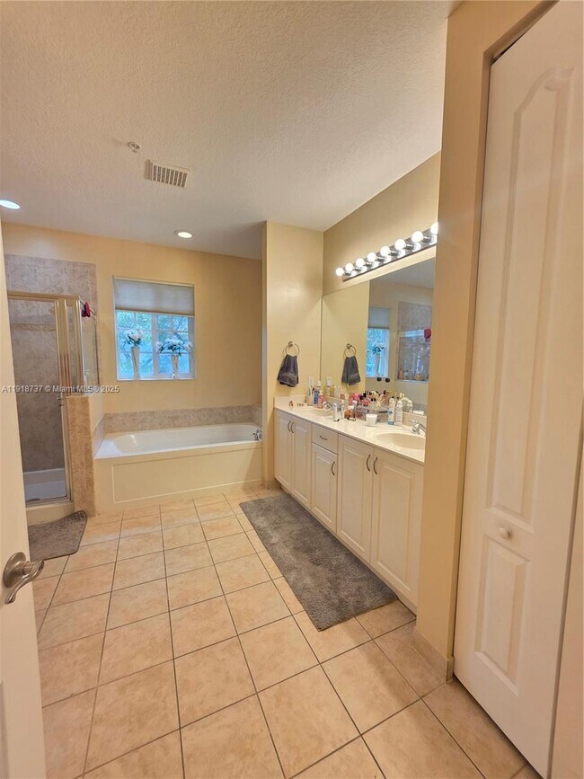 Building Photo - 2612 SW 81st Terrace