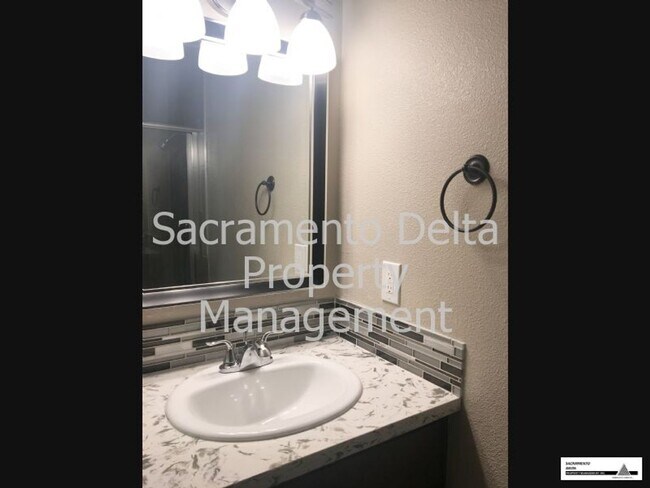 Building Photo - Charming 3 Bedroom 2 Bath Home in Rosemont