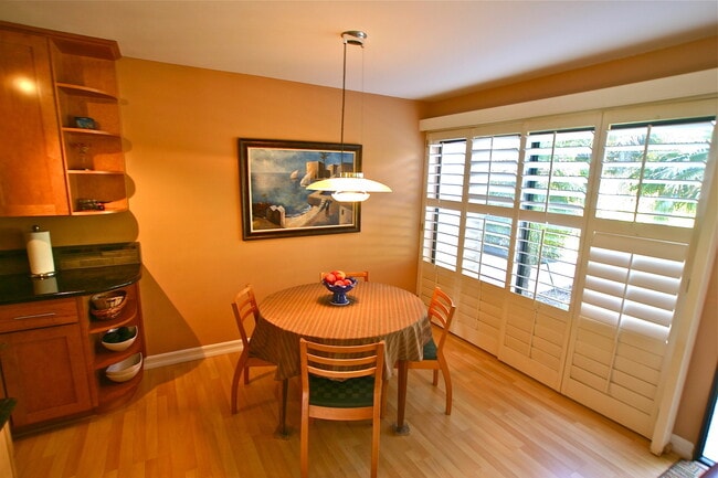 Building Photo - Incredible East Beach Town-Home unfurnishe...