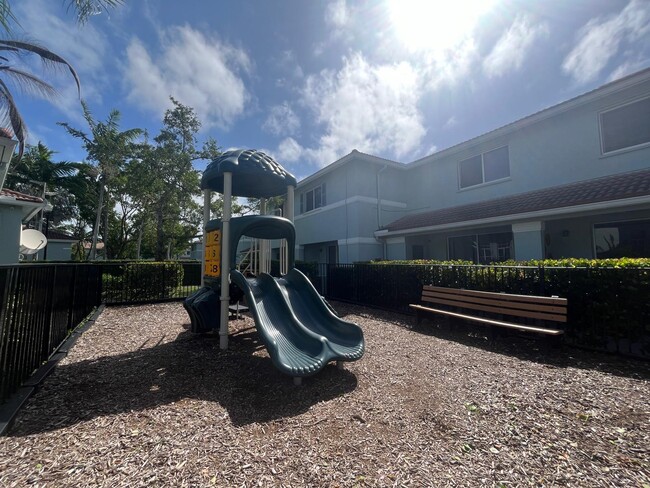 Building Photo - 1932 Alamanda Way
